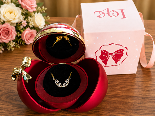 EMPAQUE BOLA ROJA Con collar de 4  corazones  ❤ para la buena suerte